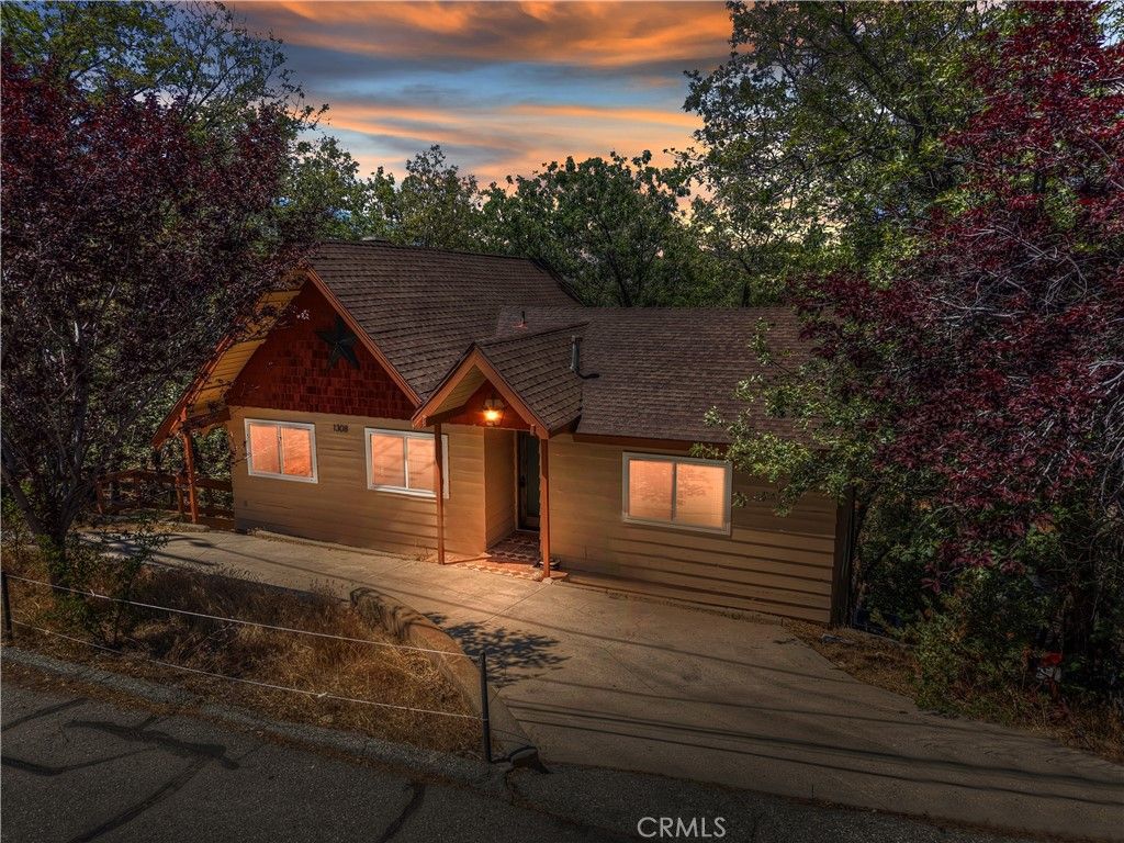 Image 3 of property listing at 1308 Sequoia, Lake Arrowhead, CA 92352