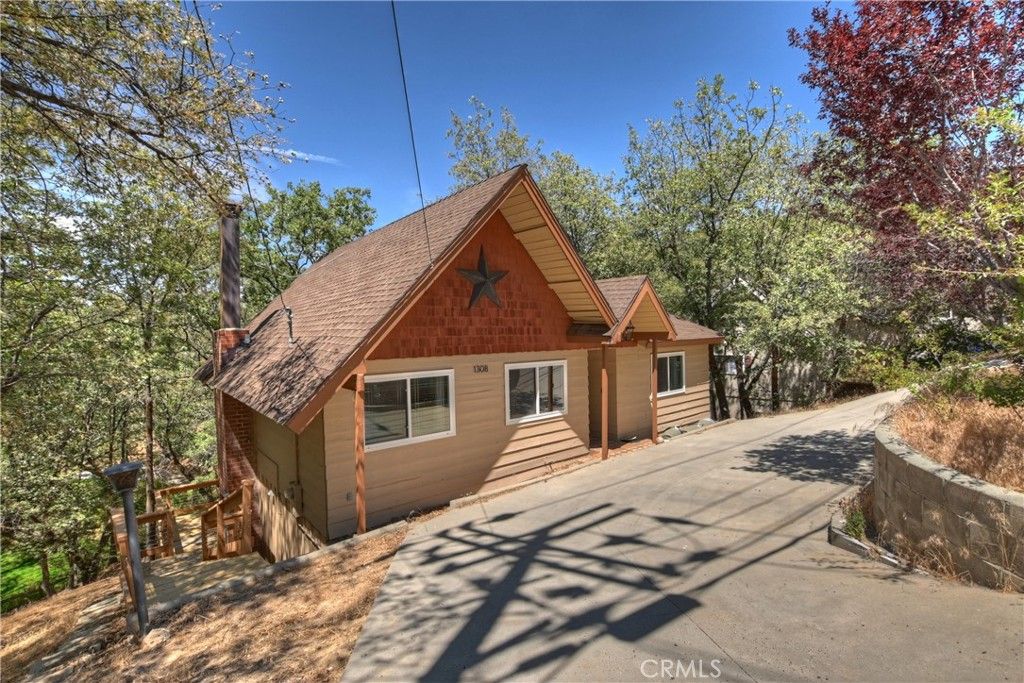 Image 5 of property listing at 1308 Sequoia, Lake Arrowhead, CA 92352