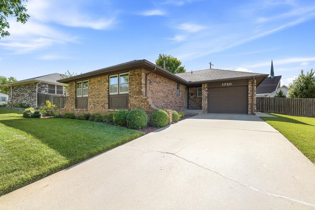 1720 N State St, Augusta, KS 67010