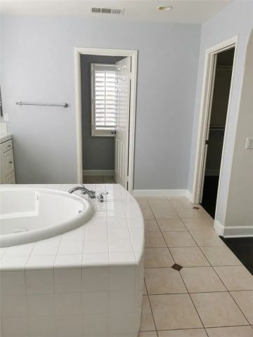 1318 S Swan Loop, Upland, CA 91784