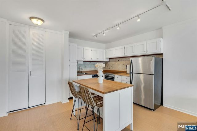 380 Mountain 701, Union City, NJ 07087