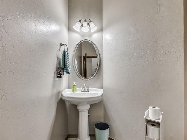 9085 Driftwood Court, Edmond, OK 73034