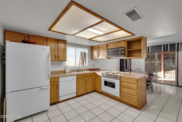 2812 E CONCHO Avenue, Mesa, AZ 85204