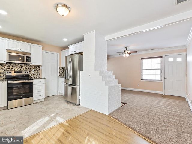 302 OAKTREE DR, Levittown, PA 19055