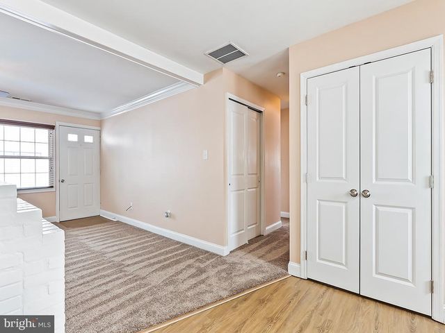 302 OAKTREE DR, Levittown, PA 19055