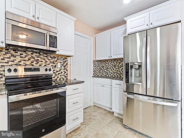 302 OAKTREE DR, Levittown, PA 19055