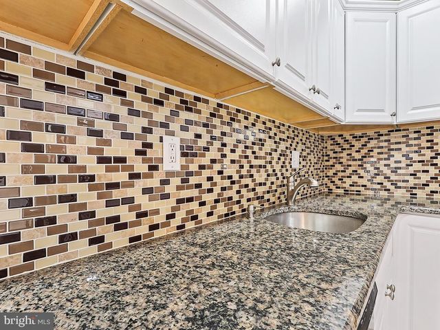 302 OAKTREE DR, Levittown, PA 19055