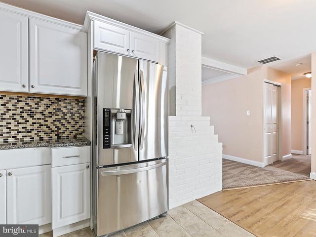 302 OAKTREE DR, Levittown, PA 19055