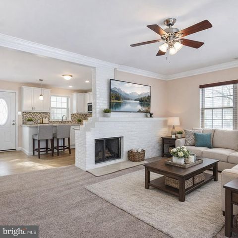 302 OAKTREE DR, Levittown, PA 19055