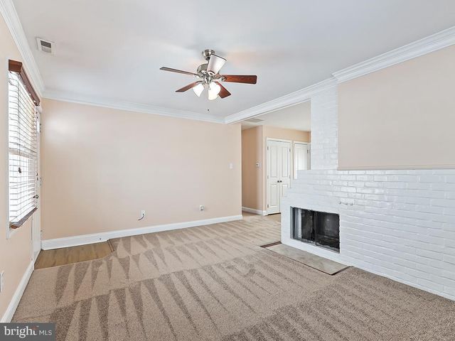 302 OAKTREE DR, Levittown, PA 19055