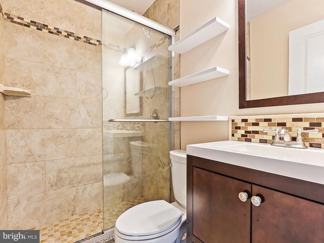 302 OAKTREE DR, Levittown, PA 19055