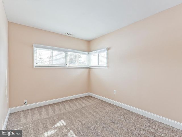 302 OAKTREE DR, Levittown, PA 19055