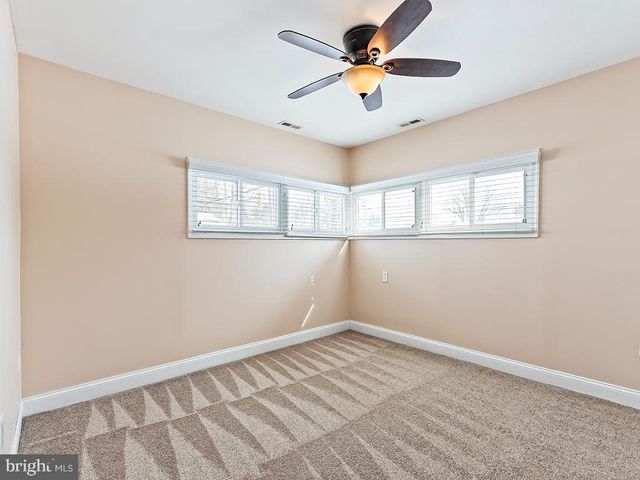 302 OAKTREE DR, Levittown, PA 19055