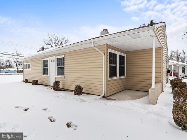 302 OAKTREE DR, Levittown, PA 19055