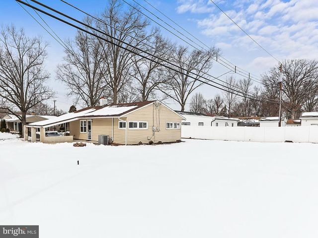 302 OAKTREE DR, Levittown, PA 19055