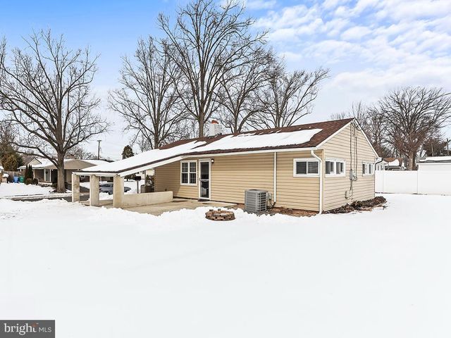 302 OAKTREE DR, Levittown, PA 19055