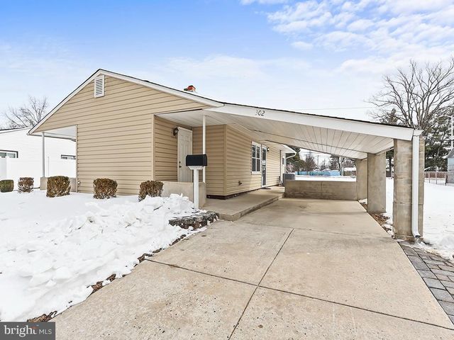 302 OAKTREE DR, Levittown, PA 19055