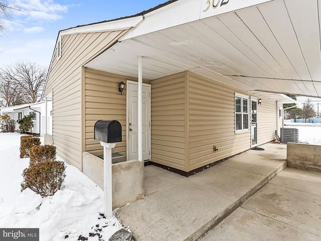 302 OAKTREE DR, Levittown, PA 19055