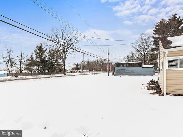 302 OAKTREE DR, Levittown, PA 19055