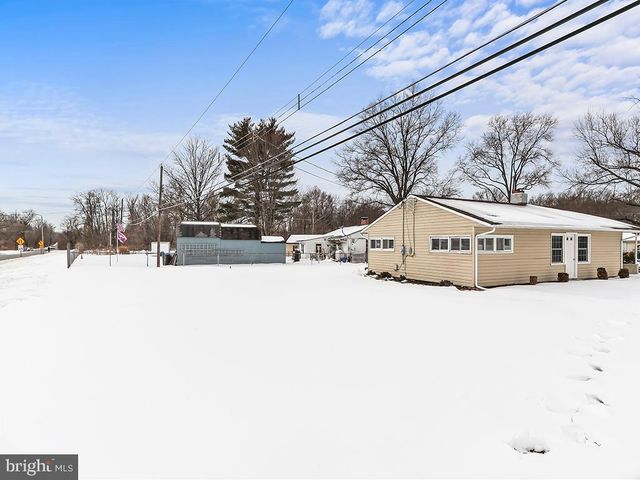 302 OAKTREE DR, Levittown, PA 19055