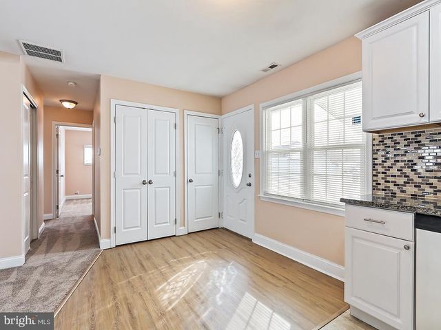 302 OAKTREE DR, Levittown, PA 19055