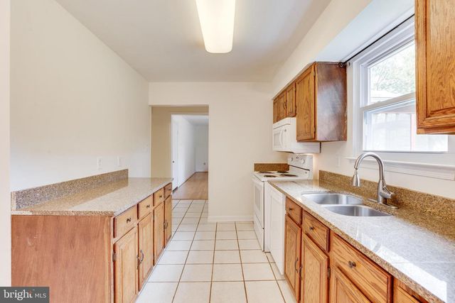 10136 YORKTOWN DR, Great Falls, VA 22066