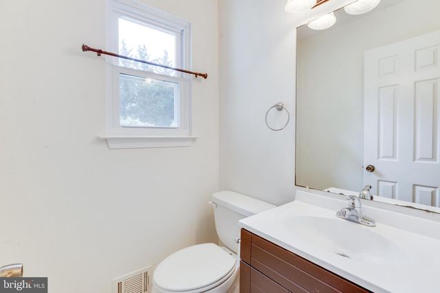 10136 YORKTOWN DR, Great Falls, VA 22066