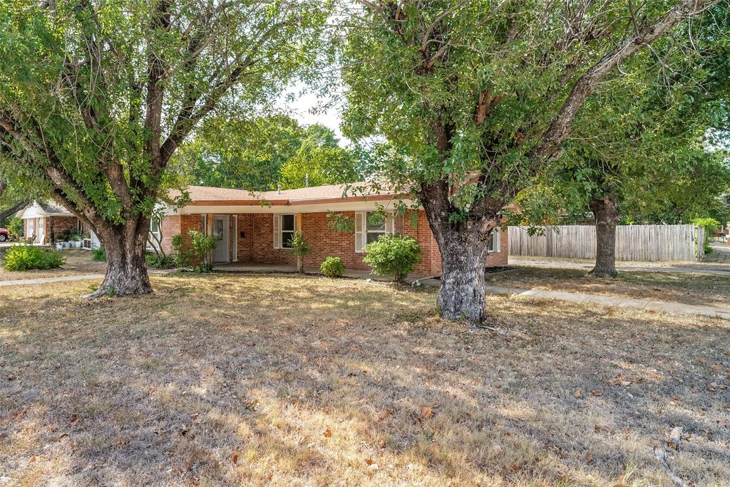 402 Myers Avenue, Cleburne, TX 76033 — exterior