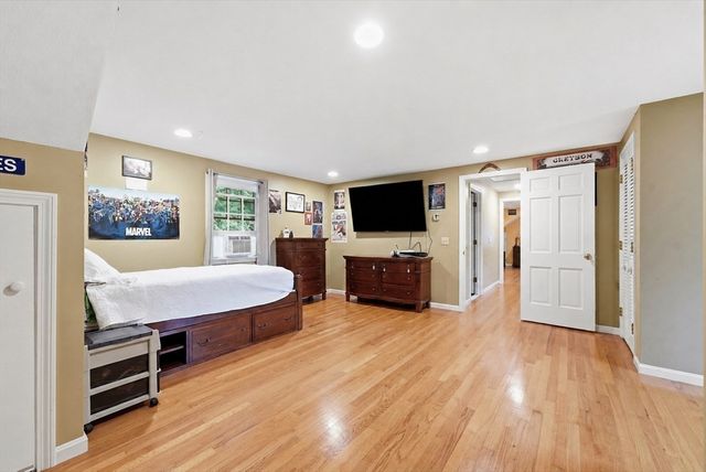 29 Shady Side Dr, Longmeadow, MA 01106