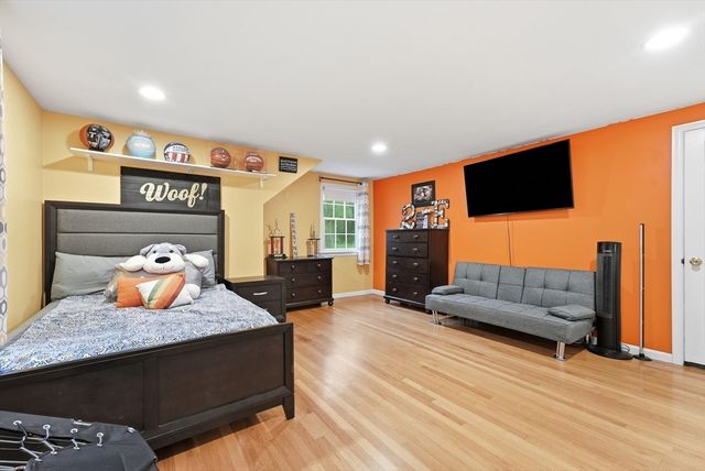 29 Shady Side Dr, Longmeadow, MA 01106