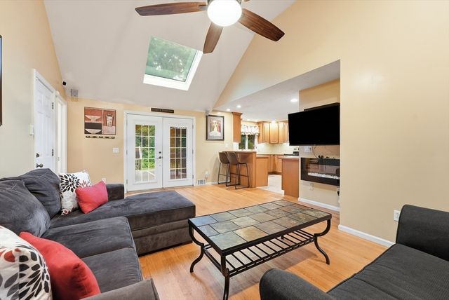 29 Shady Side Dr, Longmeadow, MA 01106