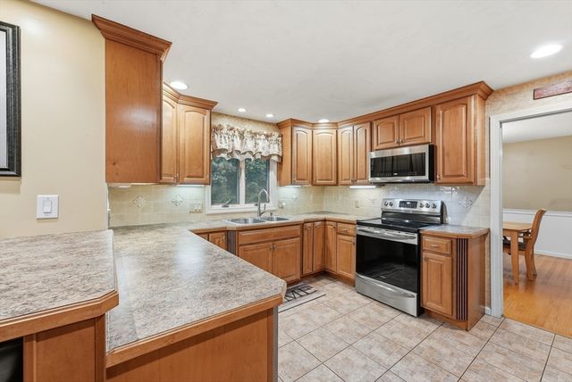 29 Shady Side Dr, Longmeadow, MA 01106