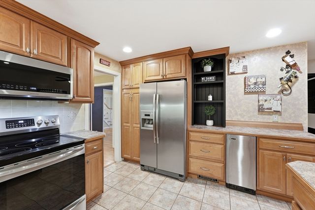 29 Shady Side Dr, Longmeadow, MA 01106