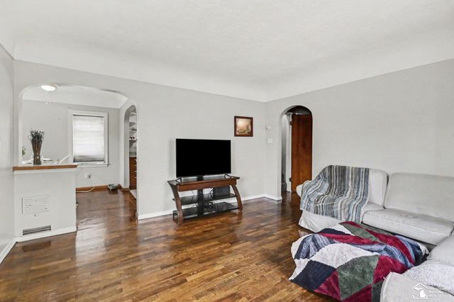 1805 W Saginaw Street, Lansing, MI 48915