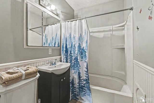 1805 W Saginaw Street, Lansing, MI 48915
