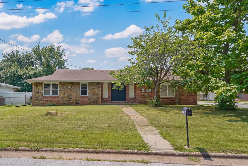 1956 E Greenview Street, Springfield, MO 65803