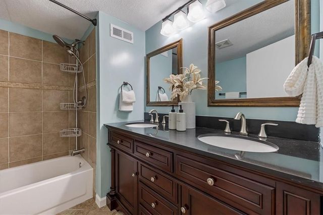 5204 W 50th Terrace, Roeland Park, KS 66205