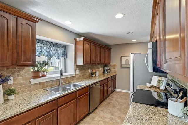 5204 W 50th Terrace, Roeland Park, KS 66205