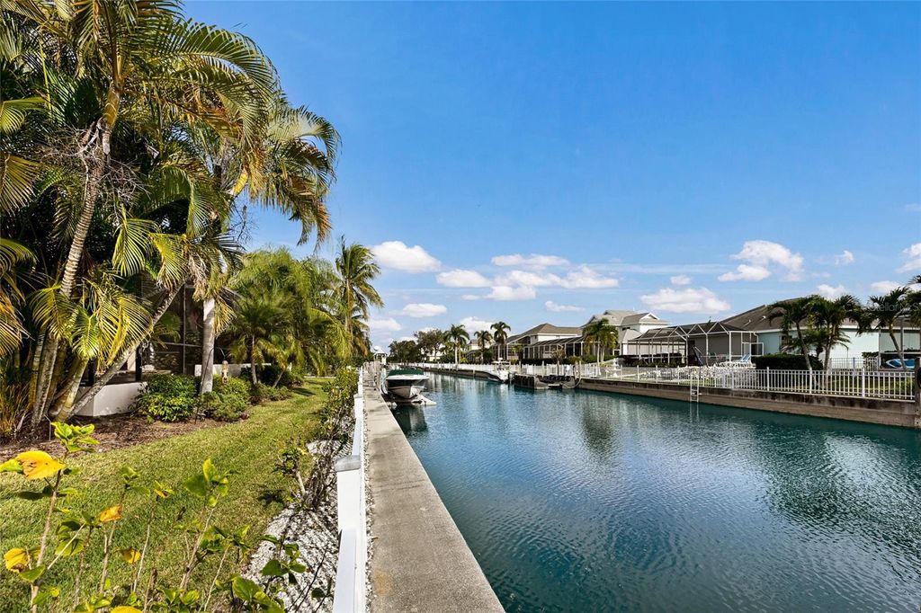 Image 38 of property listing at 4528 BLUE MARLIN DRIVE, Bradenton, FL 34208