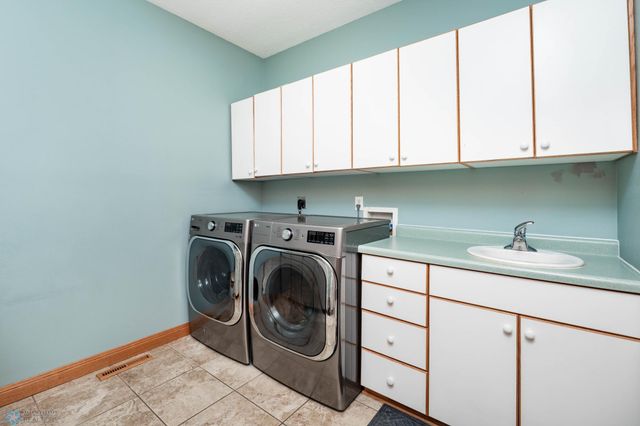 678 45th Avenue W, West Fargo, ND 58078