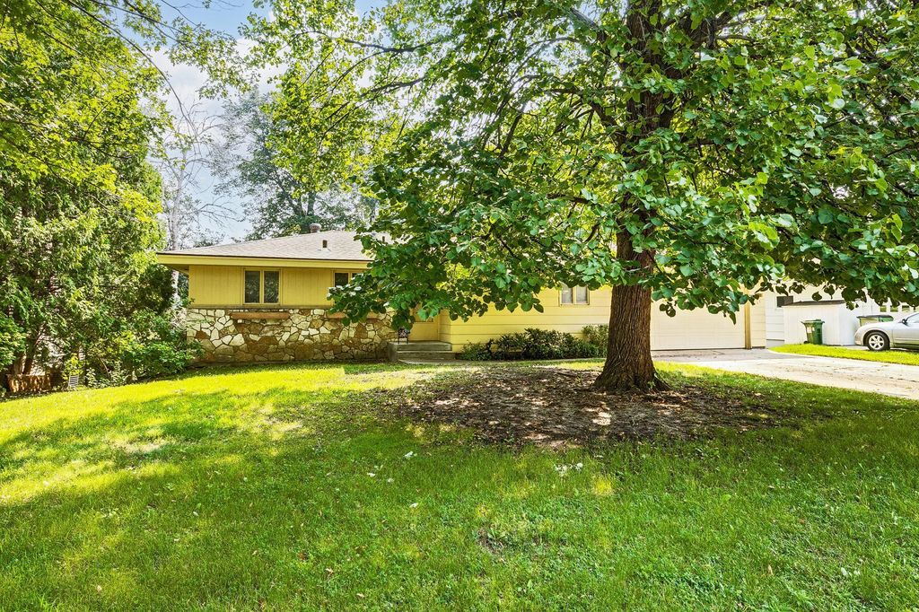 563 23rd Avenue NW, New Brighton, MN 55112