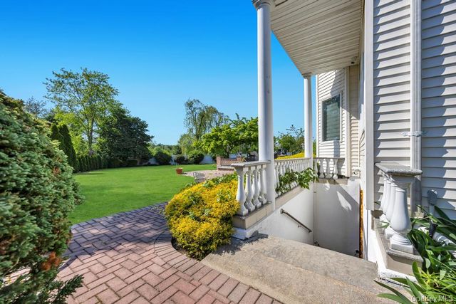 2 Old Bridge Court, Melville, NY 11747