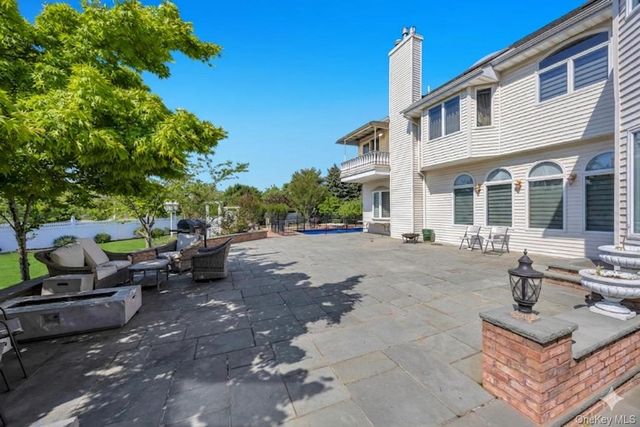 2 Old Bridge Court, Melville, NY 11747