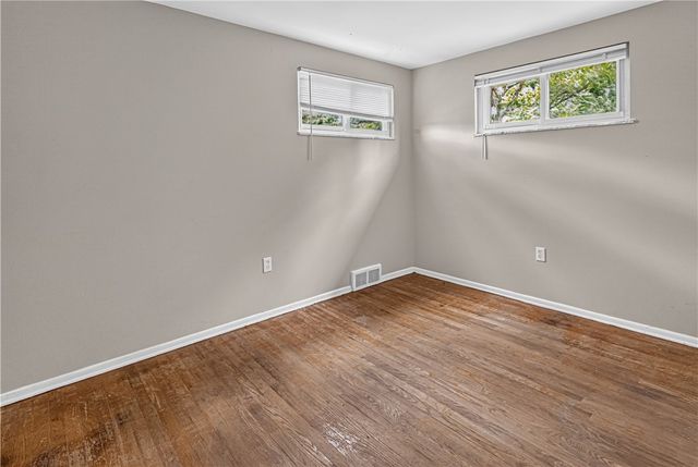 1025 Catherine Dr, Conway, PA 15027