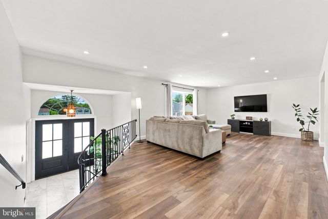 9 BUCKNELL DR, Cherry Hill, NJ 08034