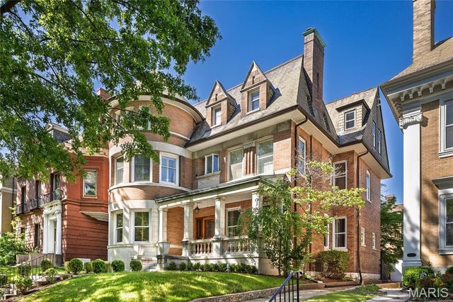 4361 Westminster Place, St Louis, MO 63108