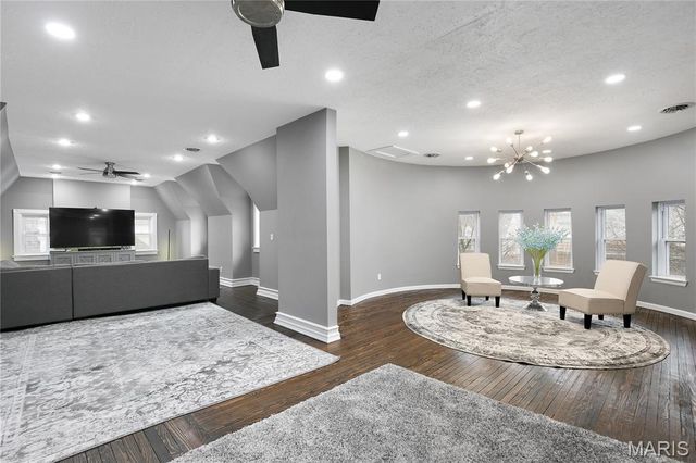 4361 Westminster Place, St Louis, MO 63108