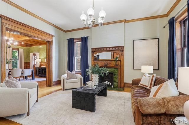 4361 Westminster Place, St Louis, MO 63108