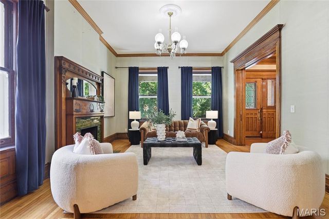 4361 Westminster Place, St Louis, MO 63108