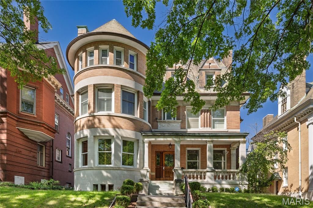 4361 Westminster Place, St Louis, MO 63108